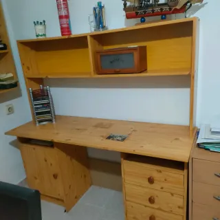 Escritorio de madera con estantería