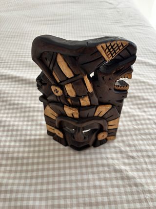 Máscara de madera tallada estilo maya.