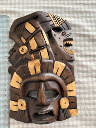 Máscara de madera tallada estilo maya.