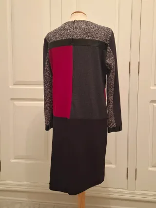 Vestido de retazos gris, rojo y negro