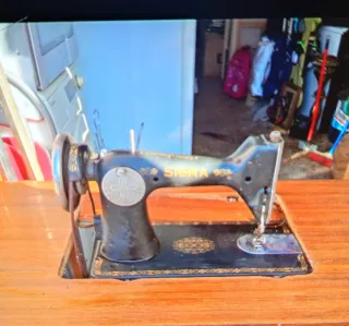 Máquina de coser antigua con pedal