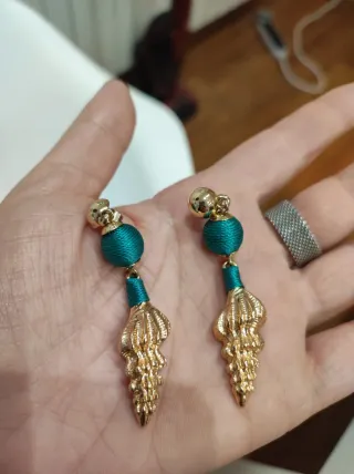 Pendientes dorados con hilo verde