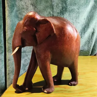 Elefante de madera . Artesanía africana.l