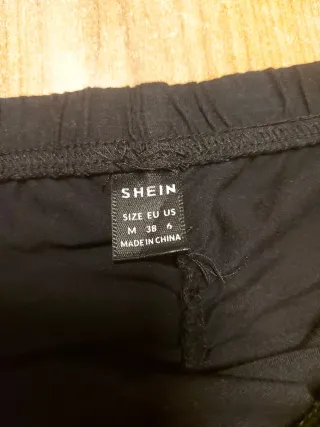 Falda negra fruncida