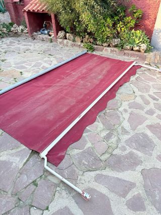 Toldo rojo de tela