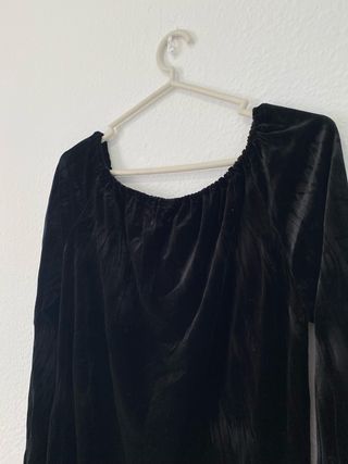 Blusa Y2K Negra Asimétrica Plumas
