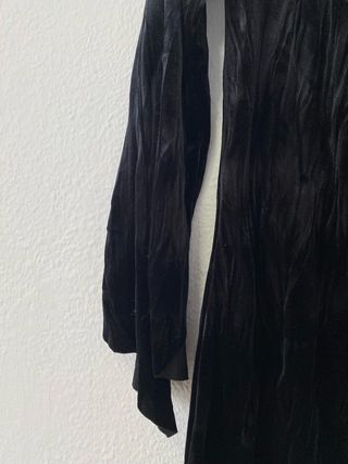 Blusa Y2K Negra Asimétrica Plumas