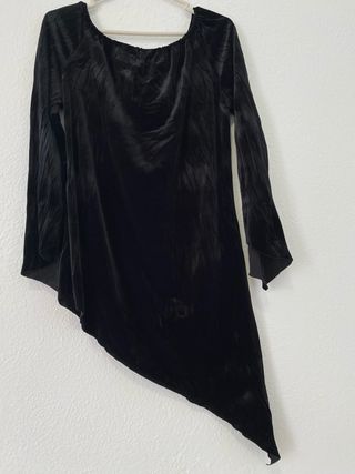 Blusa Y2K Negra Asimétrica Plumas