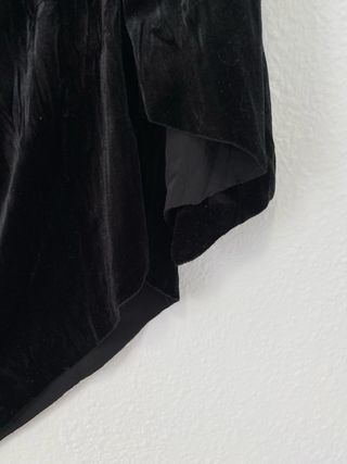 Blusa Y2K Negra Asimétrica Plumas