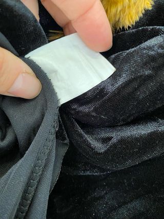 Blusa Y2K Negra Asimétrica Plumas