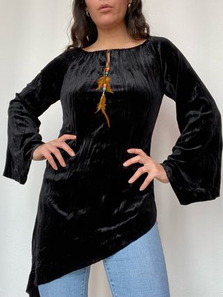 Blusa Y2K Negra Asimétrica Plumas
