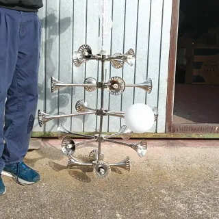 Lámpara colgante plateada y blanca