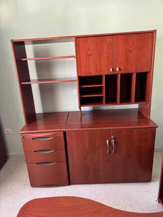 Mesa de oficina, dos armarios, estantería
