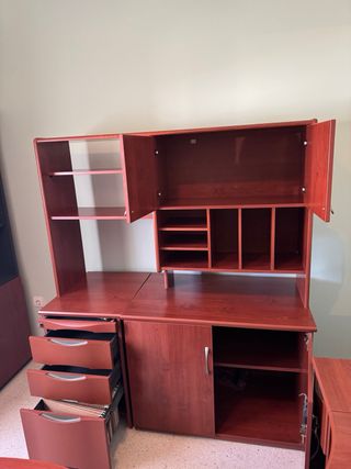 Mesa de oficina, dos armarios, estantería