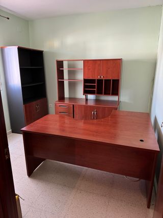 Mesa de oficina, dos armarios, estantería