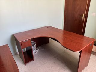 Mesa de oficina, dos armarios, estantería