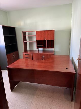Mesa de oficina, dos armarios, estantería