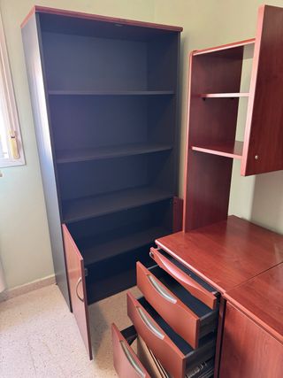 Mesa de oficina, dos armarios, estantería