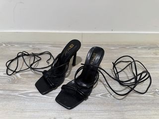 Sandalias tacón alto cordones negras T37