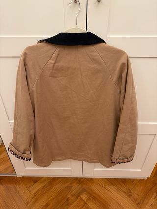 Chaqueta beige con forro estampado. Talla S/M