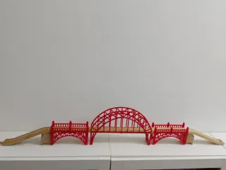 Puente tren madera rojo