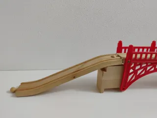 Puente tren madera rojo