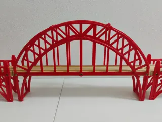 Puente tren madera rojo