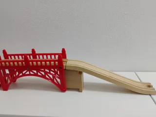 Puente tren madera rojo