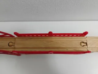 Puente tren madera rojo
