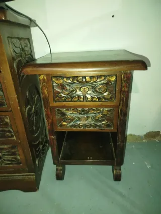 Cómoda de madera tallada