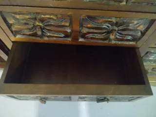 Cómoda de madera tallada