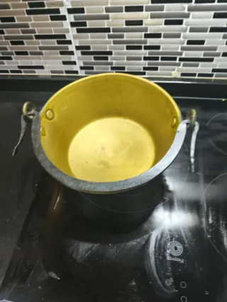 Caldero antiguo de latón con asa