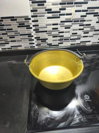 Caldero antiguo de latón con asa