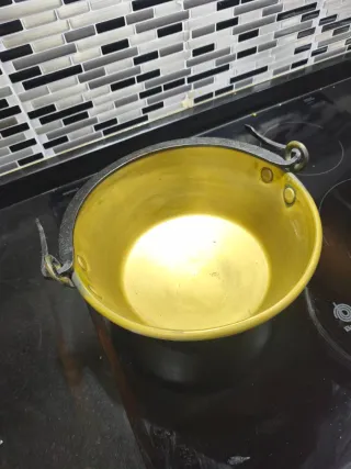 Caldero antiguo de latón con asa