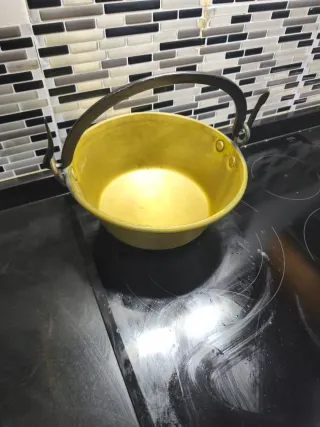 Caldero antiguo de latón con asa