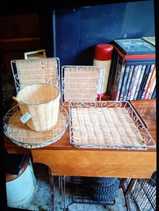 Cesta mimbre y bandeja metálica