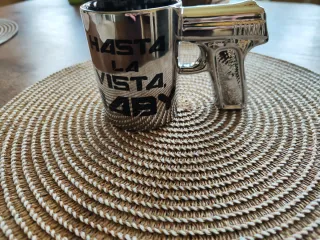 Taza con diseño arma letal