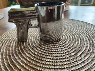 Taza con diseño arma letal