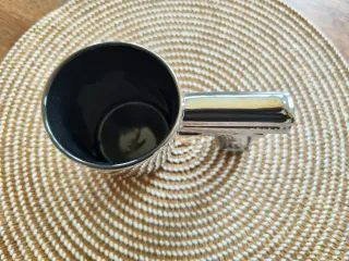 Taza con diseño arma letal