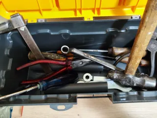 2 Caja de herramientas azul y amarillo