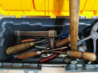 2 Caja de herramientas azul y amarillo