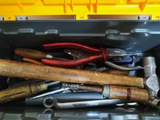 2 Caja de herramientas azul y amarillo