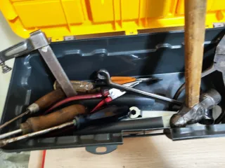 2 Caja de herramientas azul y amarillo