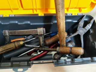 2 Caja de herramientas azul y amarillo