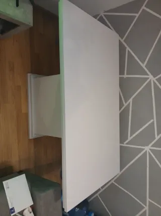 Mesa y 4 sillas polipiel urge precio negociable