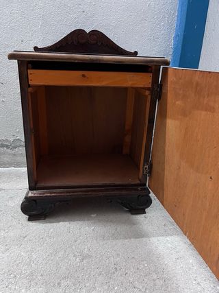 Mesilla de madera antigua