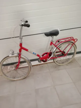Bicicleta BH plegable roja años 70