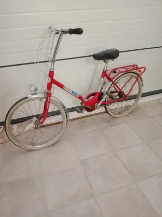 Bicicleta BH plegable roja años 70