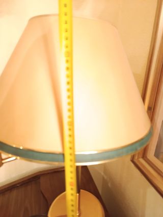 Lámpara de mesa dorada base redonda