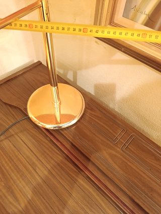 Lámpara de mesa dorada base redonda